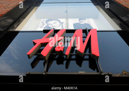 Inscrivez-vous à une succursale de la H&M Fashion Group à Hambourg, Schild une filiale des Modekonzerns von H&M à Hambourg Banque D'Images