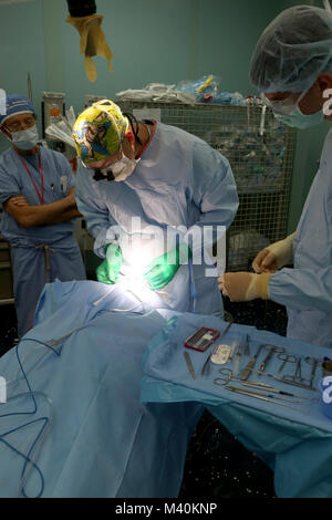 1500518-A-BK746-038 mer des Caraïbes (18 mai 2015) Les médecins du bénévolat auprès de l'organisation non gouvernementale Operation Smile pratiquer une intervention chirurgicale sur un patient à bord du transport maritime militaire nicaraguayenne navire-hôpital USNS Comfort commande (T-AH 20) au cours de Formation Continue 2015 Promesse (CP-15). Operation Smile professionnels médicaux bénévoles offrent gratuitement une fente labiale et fente palatine la chirurgie pour des centaines de patients au cours de CP-15. Promesse continue est un U.S. Southern Command-parrainé et U.S. Naval Forces Southern Command/U.S. 4ème flotte-déploiement effectué pour mener des opérations civiles et militaires y compris humanita Banque D'Images