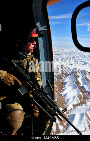 Tech. Le Sgt. Christian Corella, couvre son secteur de la porte d'un Mi17 Hip pendant une urgence vol de ravitaillement le 11 novembre 2011, à travers l'ouest de l'Afghanistan. Les États-Unis et les équipages de l'Afghanistan a distribué des fournitures à un avant-poste de patrouille à la frontière afghane à distance. Corella est une antenne l'artilleur de la 88e Escadron d'essai et d'évaluation à Nellis Air Force Base, Nevada (États-Unis Air Force photo/SrA Tyler Placie) 111111-F-QW942-241 par AirmanMagazine Banque D'Images