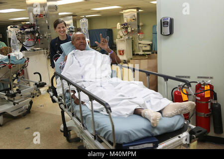 150605-A-BK746-020 Colón, Panama (5 juin 2015) Le lieutenant Taylor Pince, originaire de San Diego en Californie, et l'infirmière affectée à Naval Medical Center Portsmouth, Va., transporte un patient de l'après-exploitation militaire à bord du quartier maritime navire-hôpital USNS Comfort commande (T-AH 20) au cours de la promesse en 2015. Promesse continue est un U.S. Southern Command-parrainé et U.S. Naval Forces Southern Command/U.S. 4ème flotte-déploiement effectué pour mener des opérations civiles et militaires, y compris l'aide humanitaire civile-, expert en la matière d'échanges, de soins médicaux, dentaires, vétérinaires et engineeri Banque D'Images