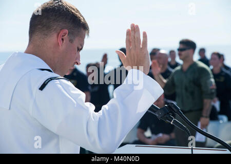 150613-N-PD309-075 OCÉAN PACIFIQUE (Juin 13, 2015) 1ère classe Corpsman Hôpital William Dunn, originaire de Staten Island, NY, affectés à la commande de transport maritime militaire navire-hôpital USNS Comfort (T-AH 20) propose l'engagement de l'hôpital Corpsman participants à la 117e anniversaire de l'hôpital Corpsman continue pendant 2015 Promesse. Promesse continue est un U.S. Southern Command-parrainé et U.S. Naval Forces Southern Command/U.S. 4ème flotte-déploiement effectué pour mener des opérations civiles et militaires, y compris l'aide humanitaire civile-, expert en la matière d'échanges, de soins médicaux, dentaires, veterinar Banque D'Images