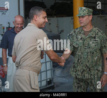 (150722-A-YZ667-006) KEY WEST, Floride, (22 juillet 2015) Arrière Adm. Pete Clarke, directeur adjoint de l'Équipe spéciale interorganisations sud, merci Le Capitaine Bob Cepek, commandant de la mission de partenariat Sud Gare 2015 (SPS-JHSV 15) pour la fourniture d'une tour de l'USNS Lance (JHSV 1), Clarke a souhaité que le transport maritime et militaire militaire (MSC) équipage bonne chance avec le reste de la mission, le Jul 22. SPS-JHSV 15 est un déploiement de la Marine américaine a porté sur les échanges d'experts en la matière avec les armées et les nations partenaires des forces de sécurité. (U.S. Photo de l'armée par le Capitaine Gary/Loten-Beckford libéré). 150722-A-Y Banque D'Images