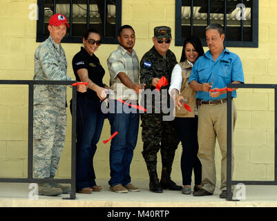 (De gauche à droite) Le lieutenant-colonel de l'US Air Force Ryan Elliott, 823e Escadron cheval rouge commandant adjoint et commandant de l'exercice Nouveaux Horizons Honduras, hors de Hurlburt Field, en Floride, et natif de Grove City, Pennsylvanie ; Directeur Doris Maradiaga, Colón Ministère de l'éducation directeur de district ; Abraham Ruiz, directeur de l'école Gabriela Mistral, le colonel de l'armée hondurienne Rafael Deras, 15e Bataillon commandant : Ghisell Padilla, Colón Ministère gouverneur ; et Trujillo maire José Antonio Lainez ont coupé le ruban de la nouvelle salle de classe à deux à l'école de l'école Gabriela Mistral à Ocotes Alto, le 28 juillet 2015, dans le cadre de Banque D'Images