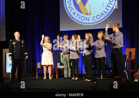 Président du Comité des chefs d'état-major, le général Martin Dempsey et son épouse Deanie chanter la chanson folklorique traditionnelle Irlandaise pour et avec les enfants des militaires (de gauche à droite) 15 ans, Raul Rosales IV à partir de San Antonio, Texas, 16 ans Katelyn Jensen de Falcon, Colorado, à l'âge de 17 ans, Sara Lippert, de Dupont, de Washington, à l'âge de 17 ans, Marislynn Turnmeyer de Panama City, en Floride, et 15 ans Hunter Hughes, de Falcon, au Colorado, en ouverture de la session générale de l'éducation de l'enfant, la coalition militaire 17ème Séminaire national de formation. Le séminaire a eu lieu à la Washington Marriott Wardman Park à Washington D.C. 30 Banque D'Images