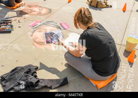 Un artiste de rue travaillant à Trafalgar Square, Londres, Royaume-Uni. Banque D'Images