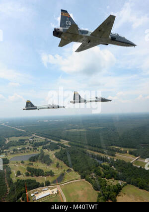 Quatre Serres T-38 se préparent à commencer la formation de l'homme manquant en hommage au Capitaine Fredrick Partridge Aug 10, 2015, à la fin de son service commémoratif au Mississippi Veterans Memorial Cemetery. Le T-38s de Columbus Air Force Base, au Mississippi, effectué l'antenne salut à exactement 63 ans Perdrix après sa disparition pendant la guerre de Corée. (U.S. Air Force photo/Navigant de première classe Daniel Lile) 150810-F-LB575-110 par AirmanMagazine Banque D'Images