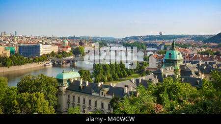 Vue panoramique de l'horizon de Prague avec le pont Charles et la rivière Vltava en fin d'après-midi de l'été Banque D'Images