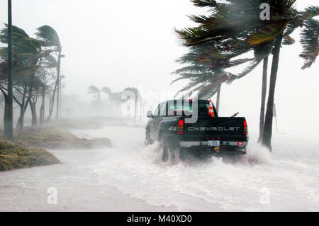 La Marine américaine (USN) de l'équipe de sécurité facilite leur chemin à travers l'eau et les débris au Naval Air Station (NAS) Key West Truman annexe que l'ouragan Dennis passe le plus au sud de la base samedi matin. La tempête est passé à moins de 125 kilomètres de la base, avec des vents de plus de 90 milles à l'heure et de dumping plus de sept pouces de pluie avant de passer au nord par le golfe du Mexique. 330-CFD-050709-N-0000B-002 par le conservateur Photographie Banque D'Images