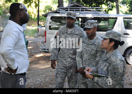 150908-N-KA456- PORT AU PRINCE, HAÏTI (Sept 15, 2015) - à partir de la droite, le sergent de l'armée. Beatriz Gomez, originaire de Azusa, en Californie, de l'Armée de Sgt. 1re classe Carlos Padilla, originaire de New York, et de l'Armée Le Capitaine Jason Gray, originaire de Los Angeles, tous affectés à l'entreprise Delta, 81e Bataillon des affaires civiles, de Fort Hood, au Texas, parler à un citoyen haïtien au cours d'une visite à l'appui de la promesse continue 2015. Promesse continue est un U.S. Southern Command-parrainé et U.S. Naval Forces Southern Command/U.S. 4ème flotte-déploiement effectué pour mener des opérations civiles et militaires y compris civile-humanitaire Banque D'Images