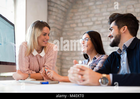 Photo de jeunes architectes discuter in office Banque D'Images