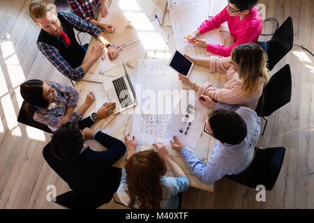 Photo de jeunes architectes discuter in office Banque D'Images