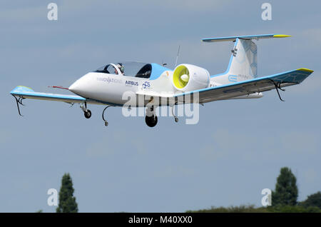 Airbus E-Fan, prototype d'avion électrique biplace développé par Airbus Group. Vol au salon aéronautique de Farnborough 2014 Banque D'Images