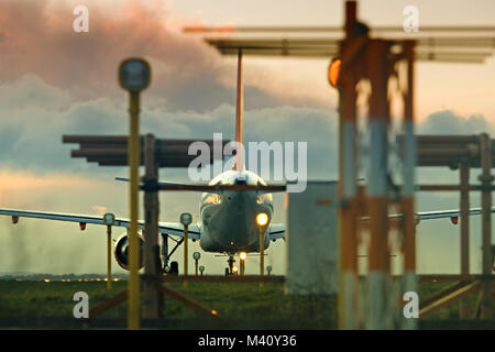 Un avion d'Easyjet l'alignement sur la piste, prêt au décollage avec les phares d'atterrissage dans l'avant-plan à l'aéroport John Lennon de Liverpool. Banque D'Images