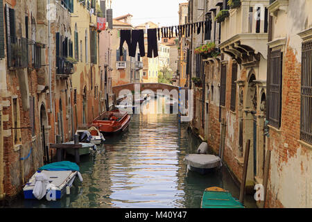 Lave-journée dans une rue arrière canal in Venice, Italie. Banque D'Images