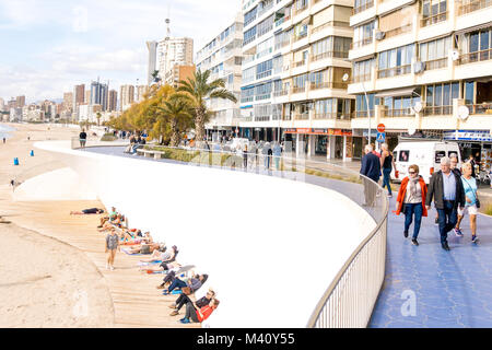 Aux personnes bénéficiant d'une maison de vacances à Benidorm, Espagne. Banque D'Images