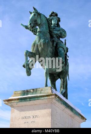 Statue équestre de Louis XIV à l'extérieur de Versailles. Banque D'Images