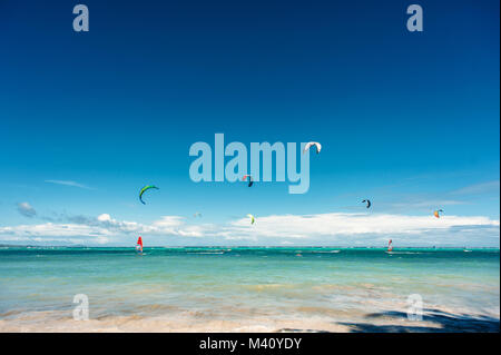 Le kite-surf. Sport extrême, mode de vie actif et sain concept. Bulabog beach, Boracay, Philippines Banque D'Images