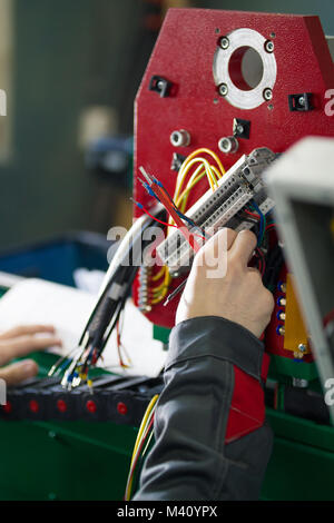 L'installation de système d'énergie électricien sur l'industrie des machines Banque D'Images