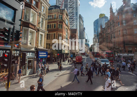 Londres, Royaume-Uni. Les piétons traversent grâce à Liverpool street. Scène de l'autobus. Banque D'Images