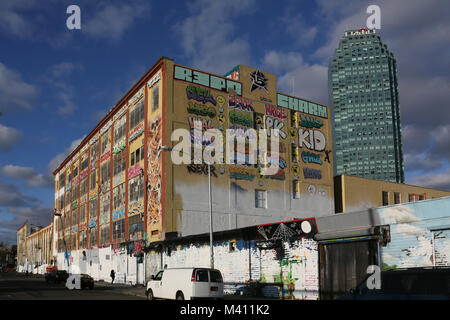 Le graffiti historique la mecque 5 Pointz est vu après avoir été peints par les développeurs en pleine nuit le 19 novembre 2013 à Long Island City Banque D'Images