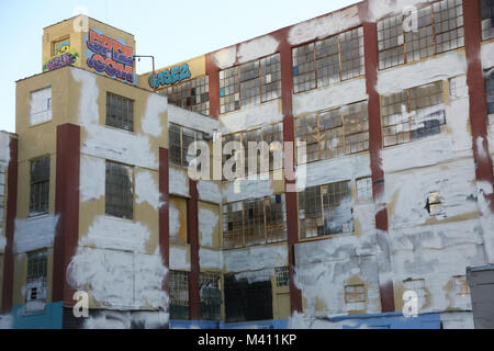 Le graffiti historique la mecque 5 Pointz est vu après avoir été peints par les développeurs en pleine nuit le 19 novembre 2013 à Long Island City Banque D'Images