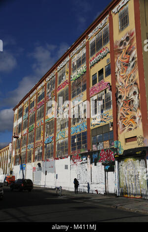 Le graffiti historique la mecque 5 Pointz est vu après avoir été peints par les développeurs en pleine nuit le 19 novembre 2013 à Long Island City Banque D'Images