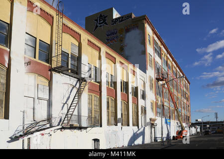 Le graffiti historique la mecque 5 Pointz est vu après avoir été peints par les développeurs en pleine nuit le 19 novembre 2013 à Long Island City Banque D'Images