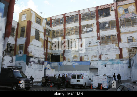 Le graffiti historique la mecque 5 Pointz est vu après avoir été peints par les développeurs en pleine nuit le 19 novembre 2013 à Long Island City Banque D'Images