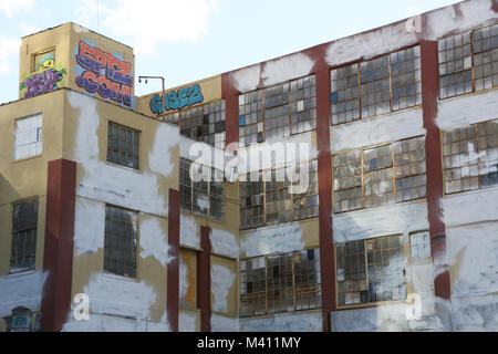 Le graffiti historique la mecque 5 Pointz est vu après avoir été peints par les développeurs en pleine nuit le 19 novembre 2013 à Long Island City Banque D'Images