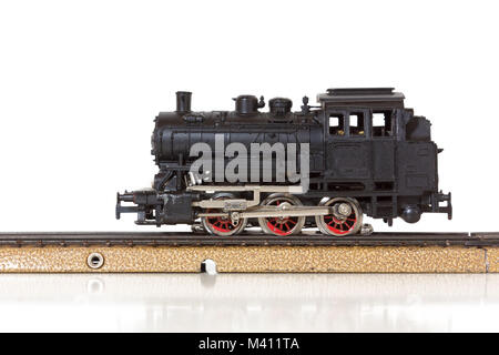 Années 1950 vintage model locomotive à vapeur sur les rails Banque D'Images