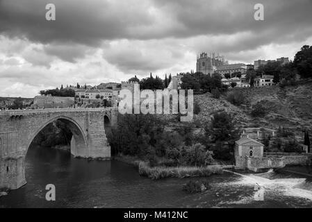 Vieux pont romain alcantara sur le Tage à l'ancienne capitale Spanich Toledo près de Madrid dans la casilla - La région Manch Banque D'Images