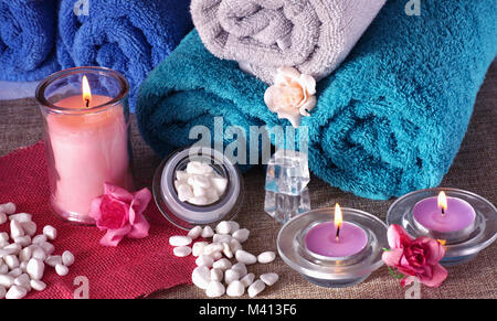 Spa and wellness settings with flowers and towels Banque D'Images