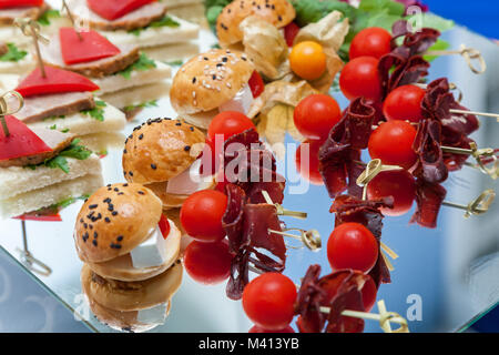 Des canapés pour des réceptions, des collations pour les distributeurs. Canape pour une table de buffet, apéritif. Banque D'Images