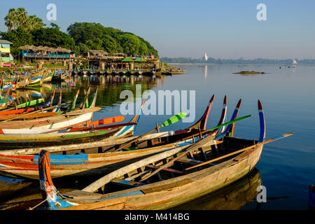 Les barques sont serrés jusqu'au lac Taungthaman, à côté du pont U Bein Banque D'Images