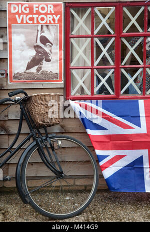 Un vieux vélo, une Union européenne d'un drapeau et d'un World War 2 victoire pour 'DIG' poster à l'extérieur d'une cabane en bois à Pitstone Green Museum, Bedfordshire, Royaume-Uni. Banque D'Images