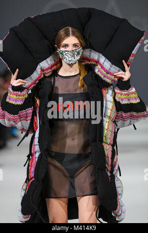 Kiev, UKRAINE - le 7 février 2018 : Model à GuAsh par Anna Gulpe montrer lors de Ukrainian Fashion Week WF18-19 à Mystetsky Arsenal Banque D'Images
