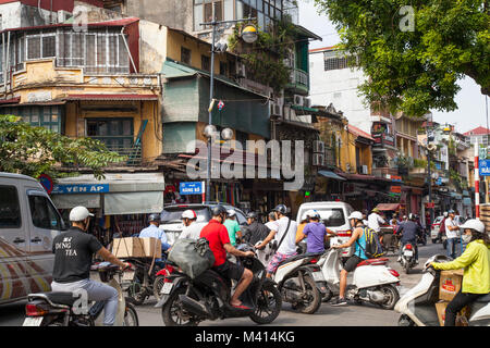 Les scooters et la circulation sur les rues animées de Hanoi, Vietnam Banque D'Images