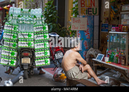 Local rue de Hanoi, Vietnam Banque D'Images