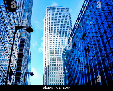 Trois tours de verre moderne bureau à Canary Wharf, les Docklands, London, les bâtiments sont en bleu en raison de la vitre du ciel bleu Banque D'Images