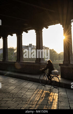 Randonnée à vélo sur le pont couvert (Ponte Coperto) de Pavie, Lombardie, Italie du nord Banque D'Images