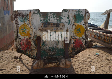 Bateaux de pêche en bois artisanaux (pirogues) dans la Petite Côte, au Sénégal Banque D'Images