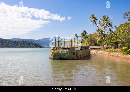 Épave abandonnée sur mer, côte sud de l'île de Koh Chang, Thaïlande Banque D'Images