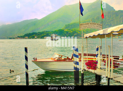 La jetée avec bateau-taxi et un ferry au Bellagio sur le lac de Côme, Italie Banque D'Images