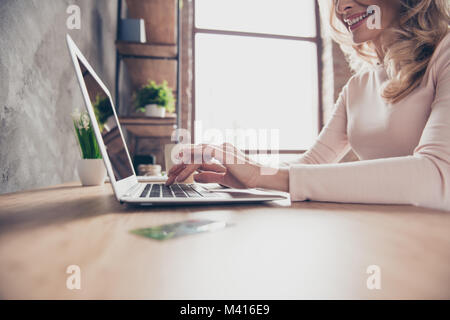 Cropped photo gros plan de l'élégant woman's hands typing et recherche d'informations sur internet à l'aide de son netbook Banque D'Images