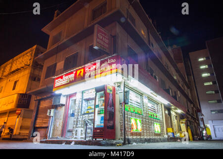 Vue extérieure d'un restaurant indien dans la nuit dans la ville de Manama, capitale de Bahreïn. La cuisine indienne est très populaire ici en raison de nombreux travailleurs de indien ou Banque D'Images