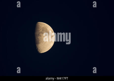 Photo d'une lune croissante dans un ciel nocturne clair Banque D'Images