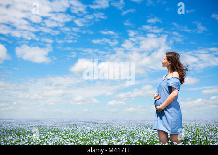 Portrait d'une belle jeune femme enceinte en lin domaine Banque D'Images