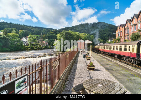 La gare de Llangollen et rivière Dee, Denbighshire, Wales, UK Banque D'Images