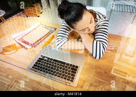 Jeune femme dormir à la table tout en étant au travail Banque D'Images