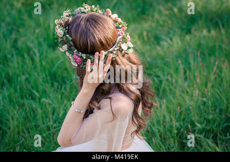 La mariée mariage avec une gerbe de fleurs sur la tête. Banque D'Images